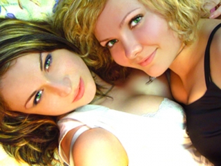 2HOTClits – The Blonde Lesbian Cam Girls Who Keep It Real and Electric
