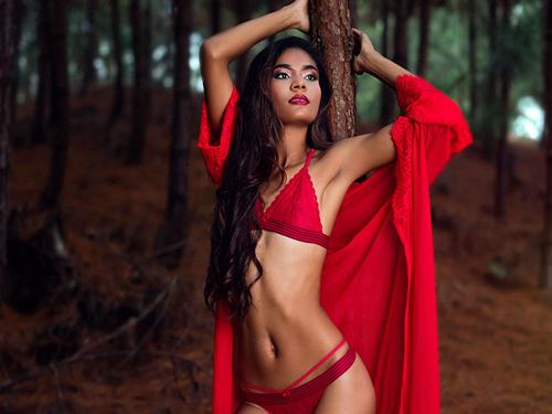 AmelieG – A Skinny Latin Cam Girl Who Holds Attention Longer Than Expected