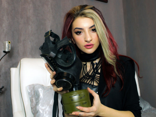 LeAntidot – The Blonde BDSM Cam Girl Building A Room Around Tension