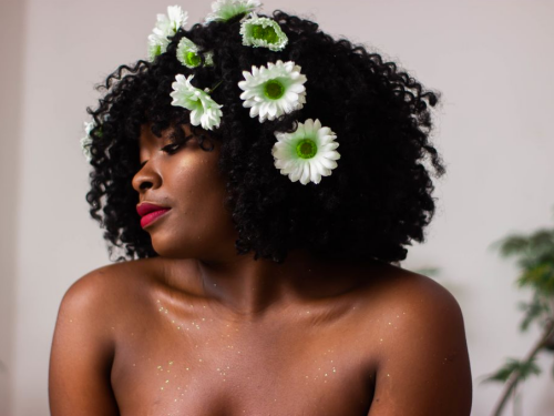 AfricaRoze – A Curvy Black Cam Girl Who Commands The Room With Ease