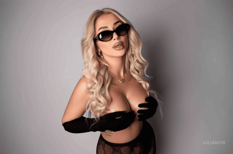 JuliaNoir cute girl masturbate