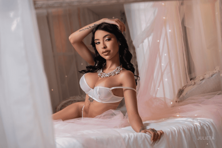Julieta live sex cam to cam