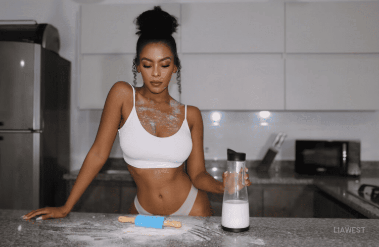 LiaWest – The Athletic Ebony Cam Girl Who Commands Every Room She Enters