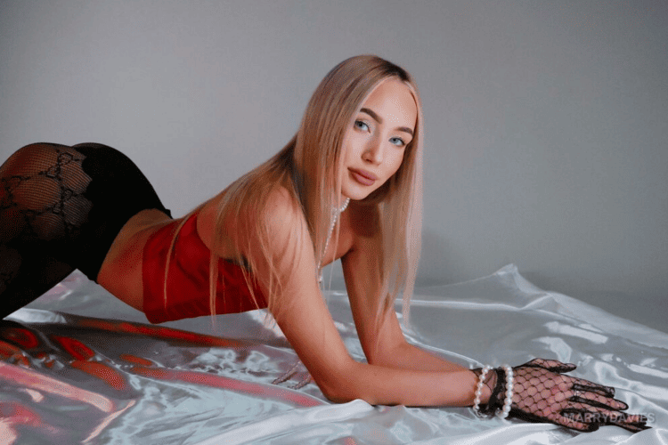 MarryDavies live blonde woman cams