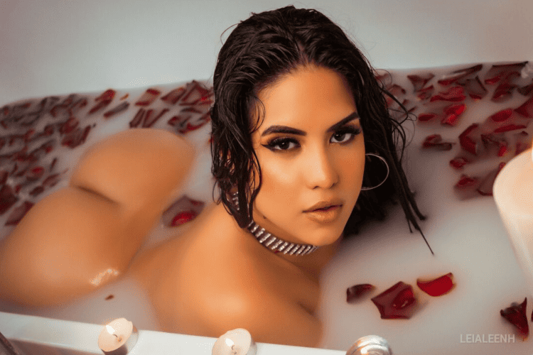 LeiaLeenh – The Latina Cam Girl Rose Bath Queen Who Commands Every Second