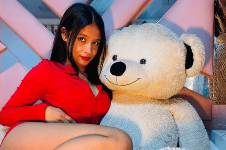 NoraTello – The Latina Cam Girl Huge in Confidence You Won’t Scroll Past