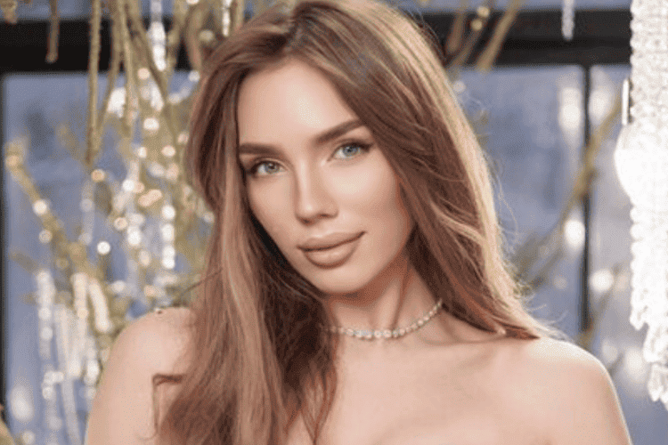 AmiliRay – The Athletic Blonde Cam Girl With Bright, Inviting Energy