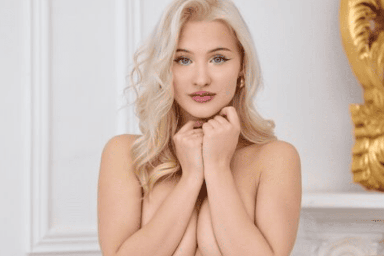 ChloeCoral – The Blonde Cam Girl Big Boobs Performer Who Turns Browsing Into Staying