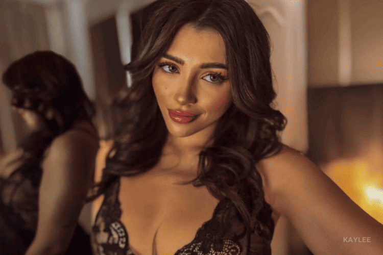 Kaylee Brunette Lingerie Live Cam