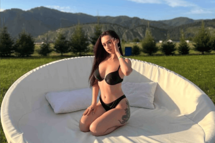 LeilaYildiz – Brunette Cam Girl Tattoos and Curves That Command Attention