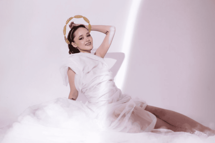 MiaQuince – A Brunette Cam Girl Confidence That Holds The Room