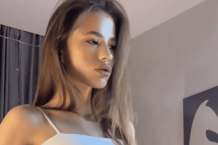 PearlyLominack – The Brunette Cam Girl Natural Enough to Stand Out