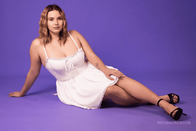 RidaBackenson – The Blonde BBW Cam Girl With Commanding Presence