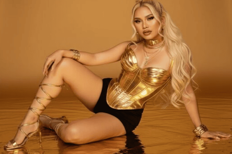CarmilaHampton – The Asian Blonde Cam Girl Who Keeps You Watching